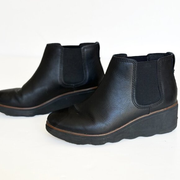 Clarks Wedge Chelsea Ankle Boots Women's 7 M Black Leather Pull On Bootie - Picture 2 of 8